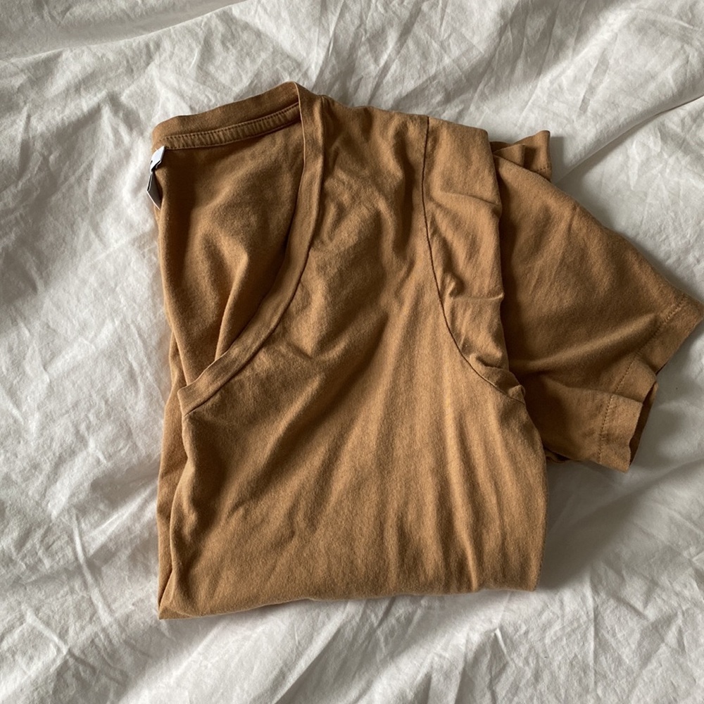 Cuyana tshirt